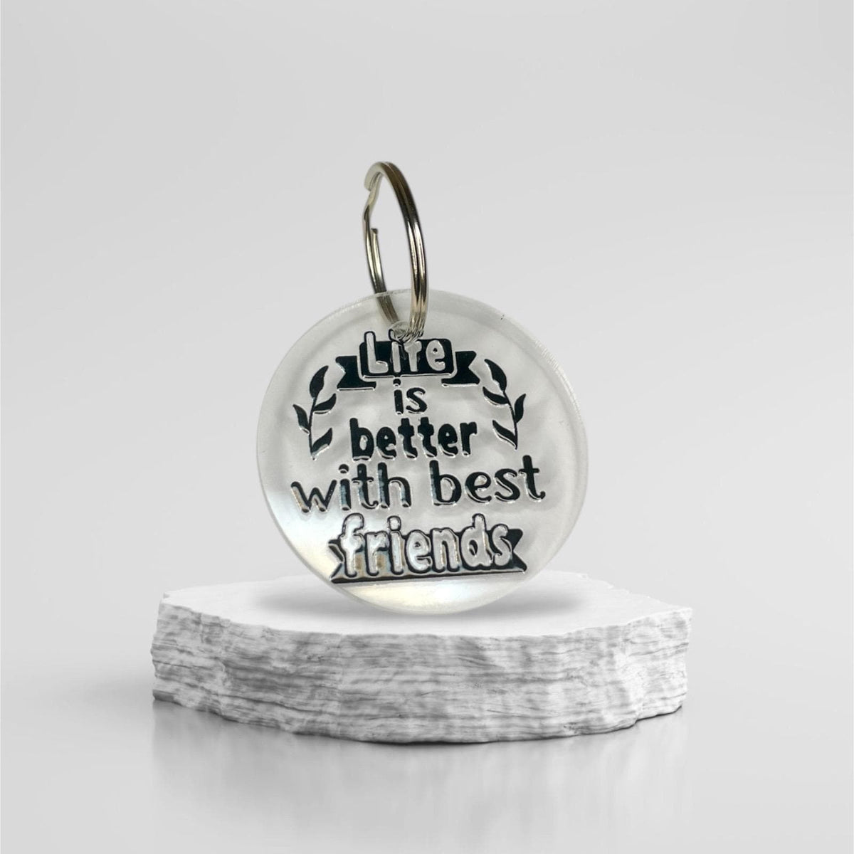 Acryl-Schlüsselanhänger mit Freundschaftsspruch "Life is better with best friends", gezeigt auf einem hellen, freundlichen Untergrund.