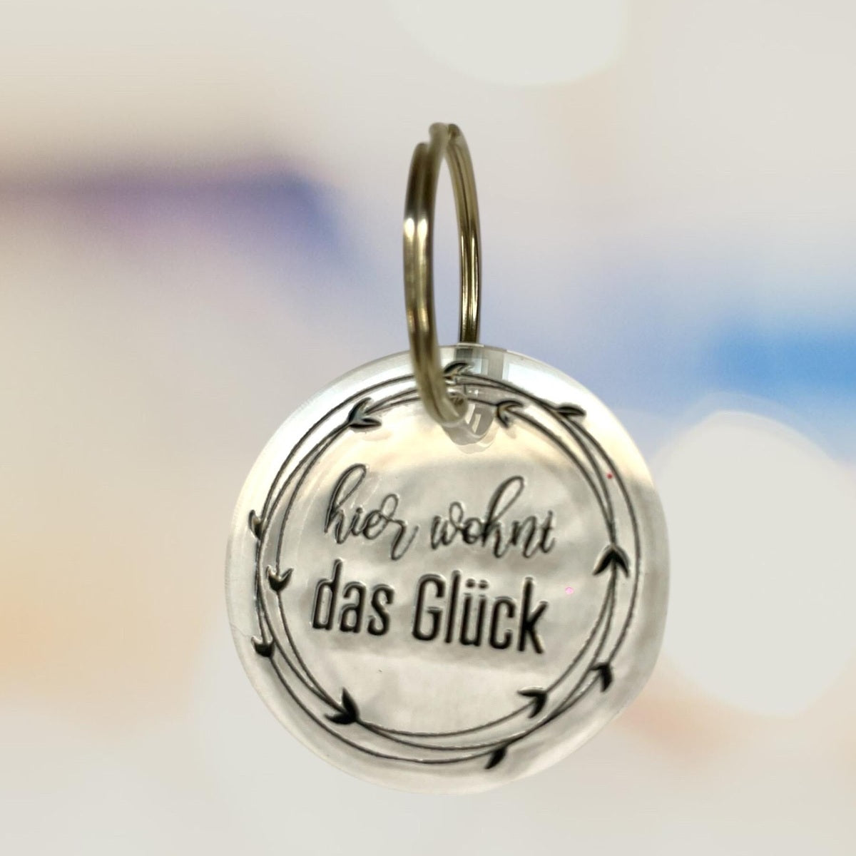 Schlüsselanhänger "Hier wohnt das Glück" – Kleine Erinnerung an das Wesentliche Schlüsselanhänger Das Glückswerk