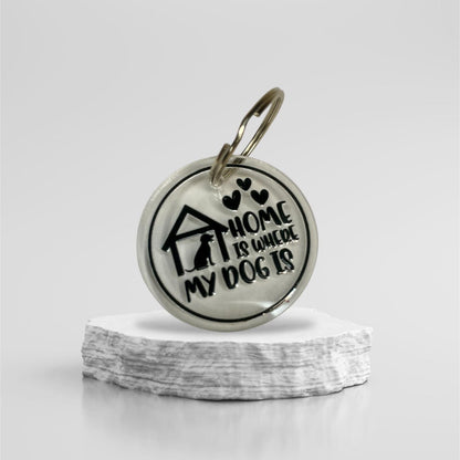 Acryl-Schlüsselanhänger mit Spruch "Home is where my dog is", stilvoll arrangiert auf einem hellen Untergrund, Hundeliebhaber Geschenk.