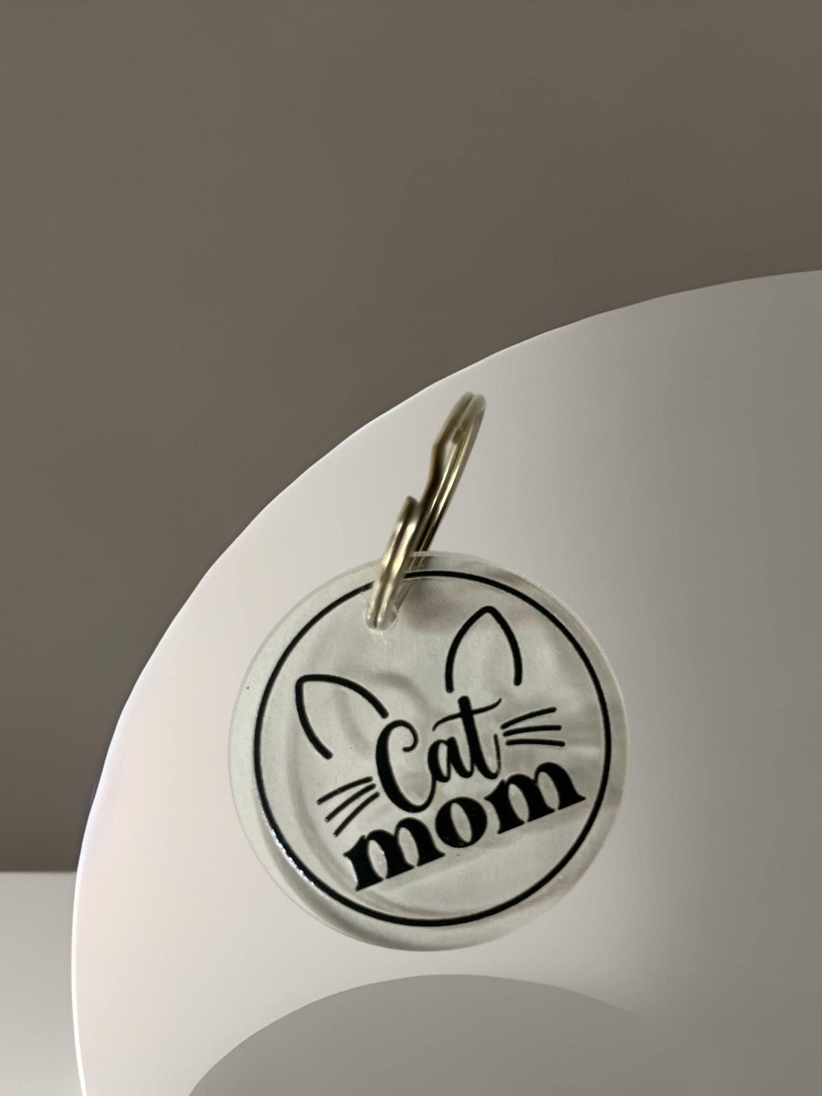 Cat Mom Schlüsselanhänger, Detailansicht des transparenten Acrylmaterials