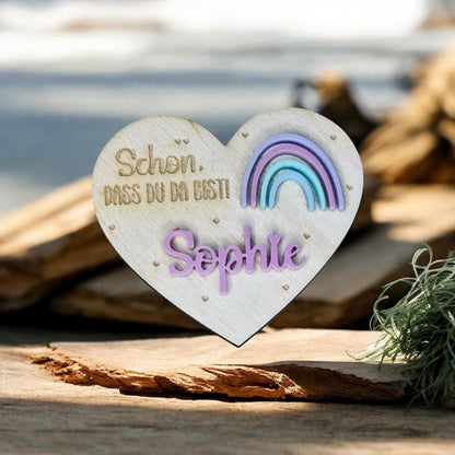 1 Personalisierte Herz-Holzplatzkarte mit Acryl-Regenbogen – Ideal für Konfirmation, Schulanfang, Geburtstag & Kinderfeste Platzkarte Das Glückswerk