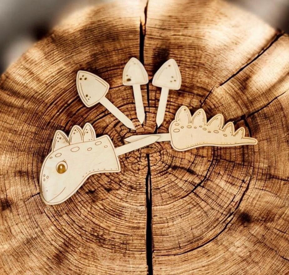 Personalisierter Dino Cake Topper
Mit Wunschname gefertigt
Für Geburtstag und Dino-Party
Tortenstecker aus Holz