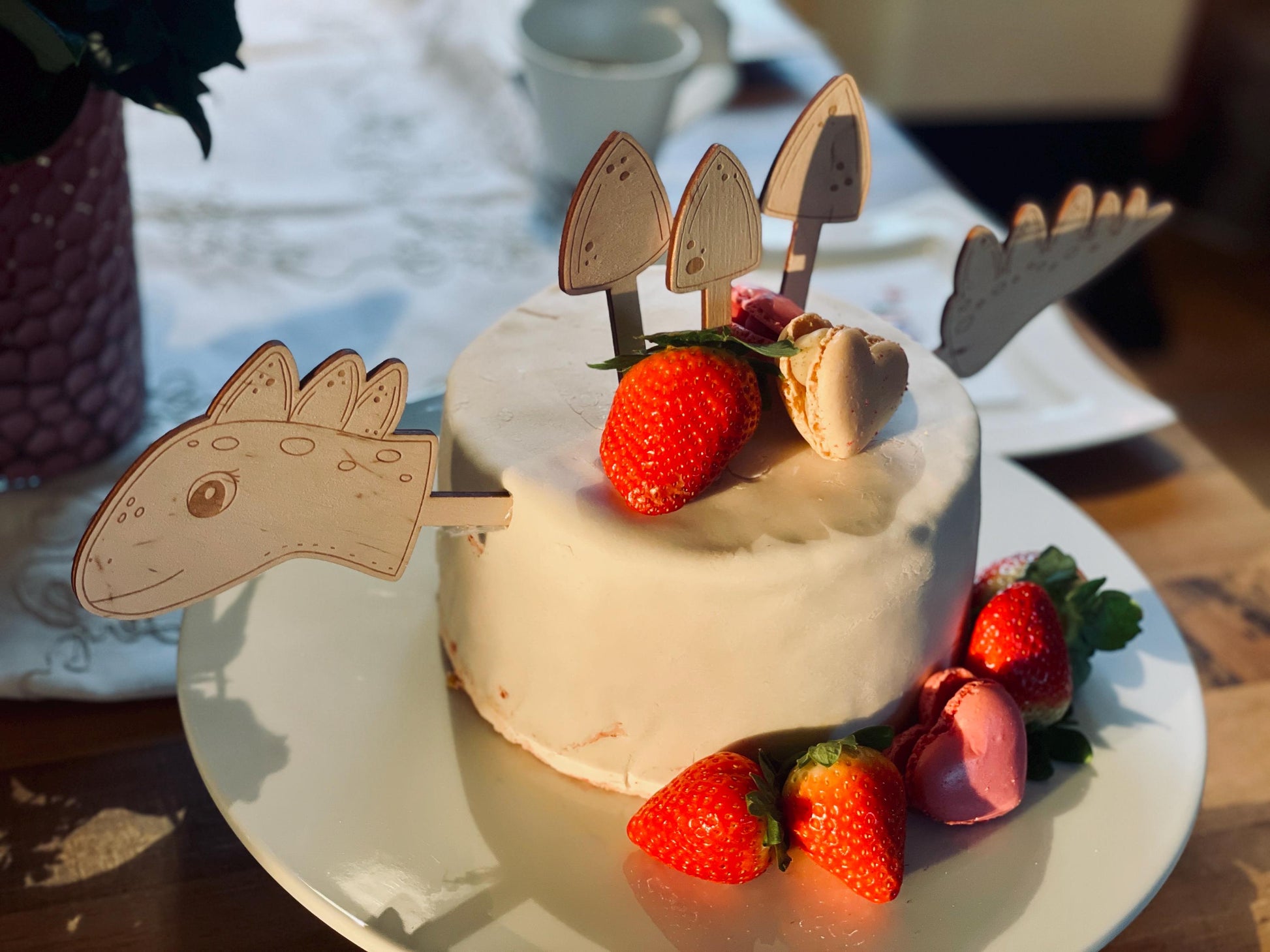 Dino Cake Topper Holz, 5-teiliges Kuchendeko Set, T-Rex Motiv für Kindergeburtstag, DasGlueckswerk, Geburtstag, Cake Toppers, Holz