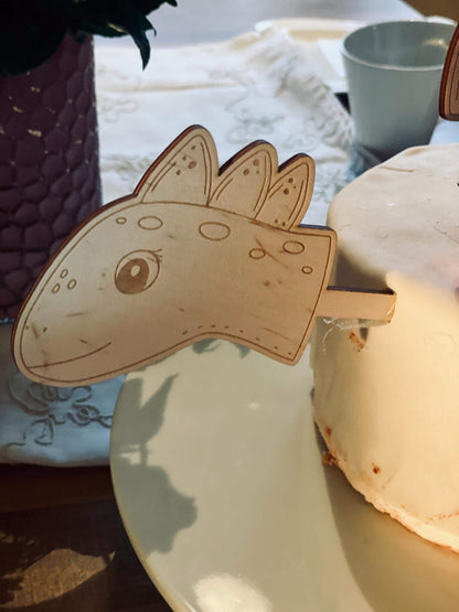 Dino Cake Topper Holz, 5-teiliges Kuchendeko Set, T-Rex Motiv für Kindergeburtstag, DasGlueckswerk, Geburtstag, Cake Toppers, Holz