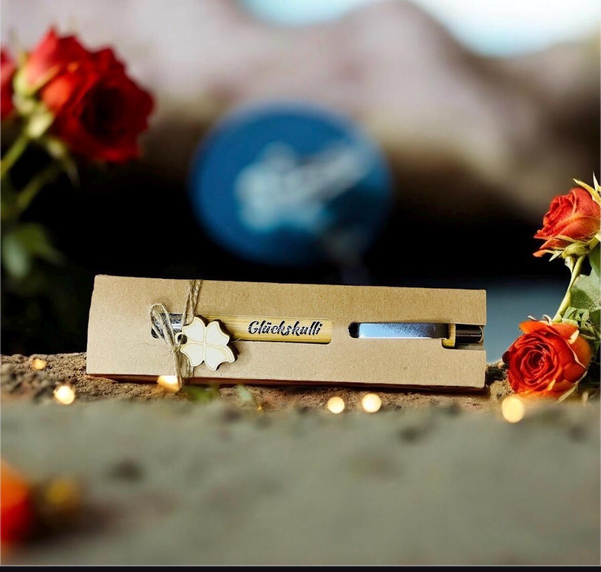 Kugelschreiber Holz Kleeblatt personalisiert, Glückskulli Gravur, Geschenk Büro und Hochzeit, DasGlueckswerk, Dekoration, Ballpoint Pens, holz