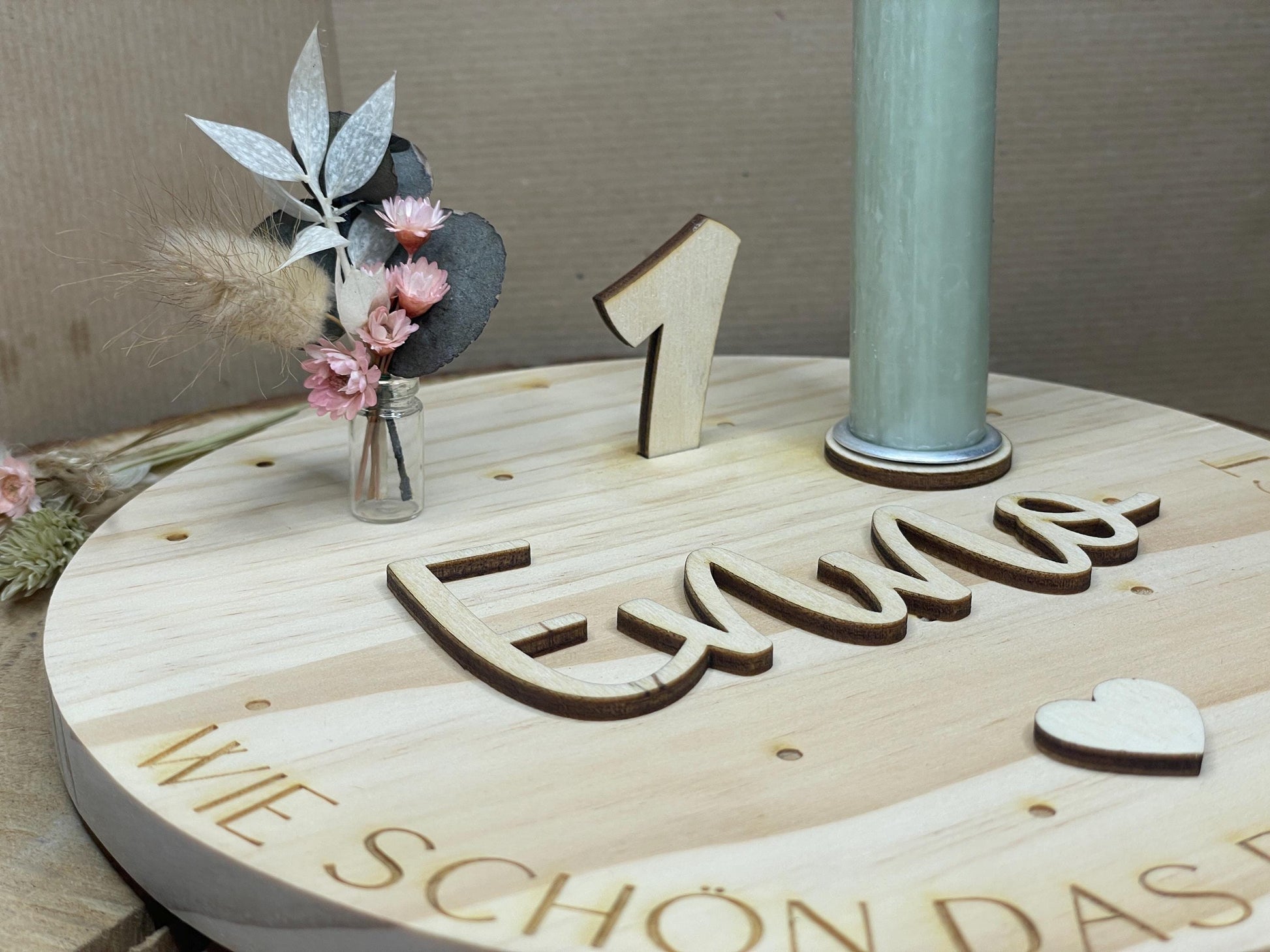 Personalisierter Geburtstagsteller aus Holz mit Kerzenhalter & Zahlen 1–9 – Geburtstagsdeko für Kinder Geburtstagsteller Das Glückswerk