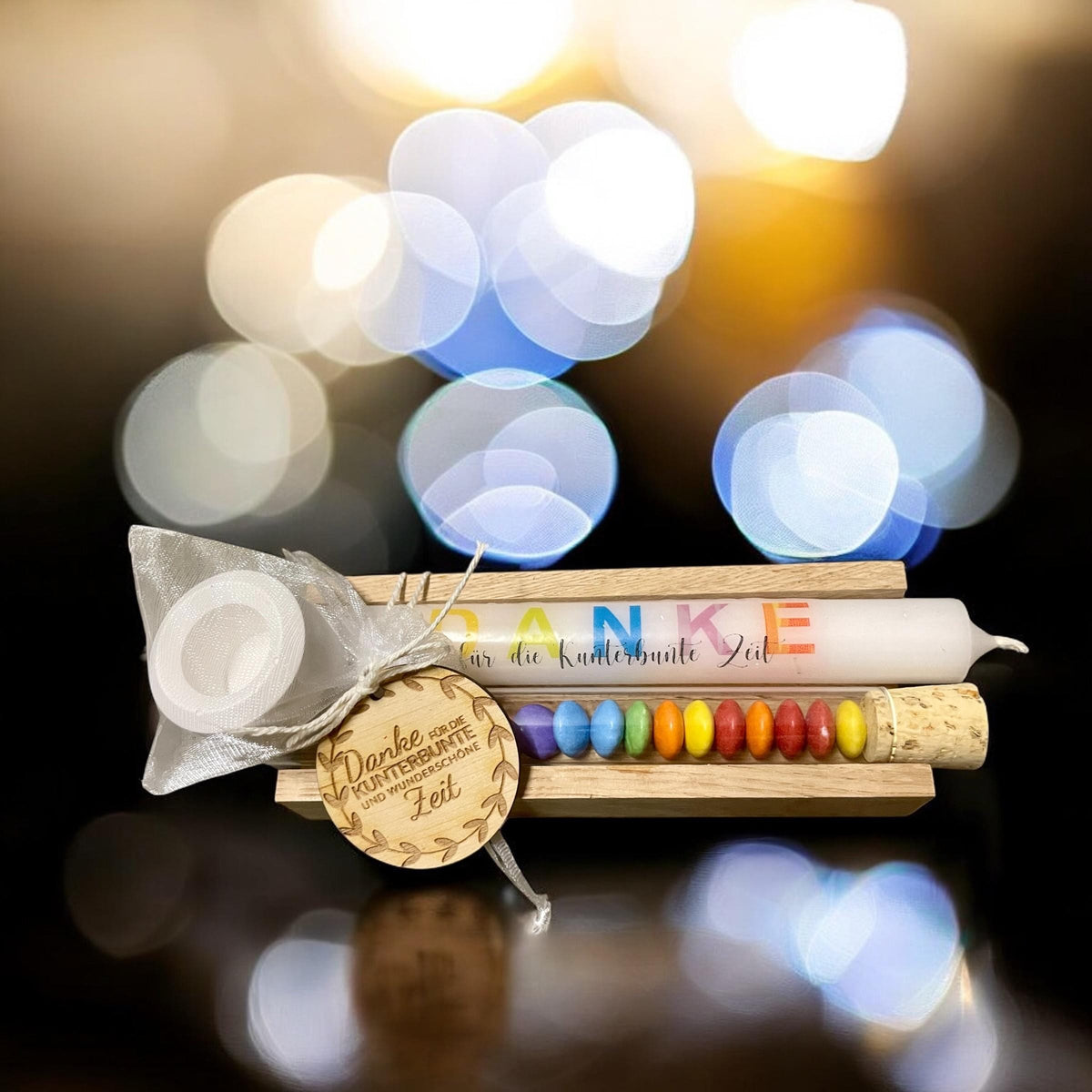 Weißer Kerzenständer aus Resin mit personalisierbarem Spruch, dekorativ als Abschiedsgeschenk aus dem Kindergarten präsentiert.