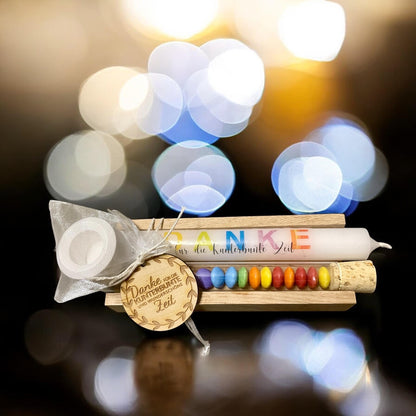 Weißer Kerzenständer aus Resin mit personalisierbarem Spruch, dekorativ als Abschiedsgeschenk aus dem Kindergarten präsentiert.