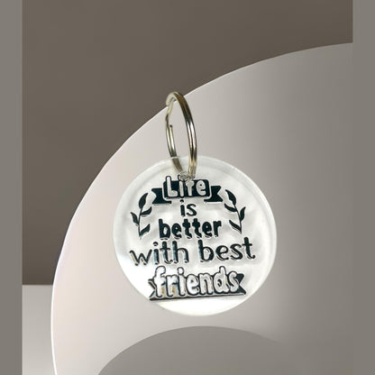 Schlüsselanhänger aus klarem Acryl mit Aufdruck „Life is better with best friends“ Schlüsselanhänger Das Glückswerk