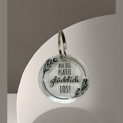 Schlüsselanhänger "Auf die Plätze – Glücklich – Los!" – Motivationsspruch aus Acryl Schlüsselanhänger Das Glückswerk