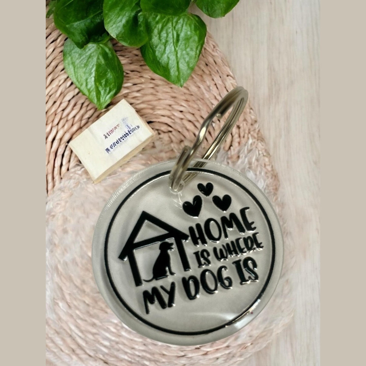 Schlüsselanhänger "Home is where my dog is" – Liebevolle Botschaft für Hundefreunde Schlüsselanhänger Das Glückswerk