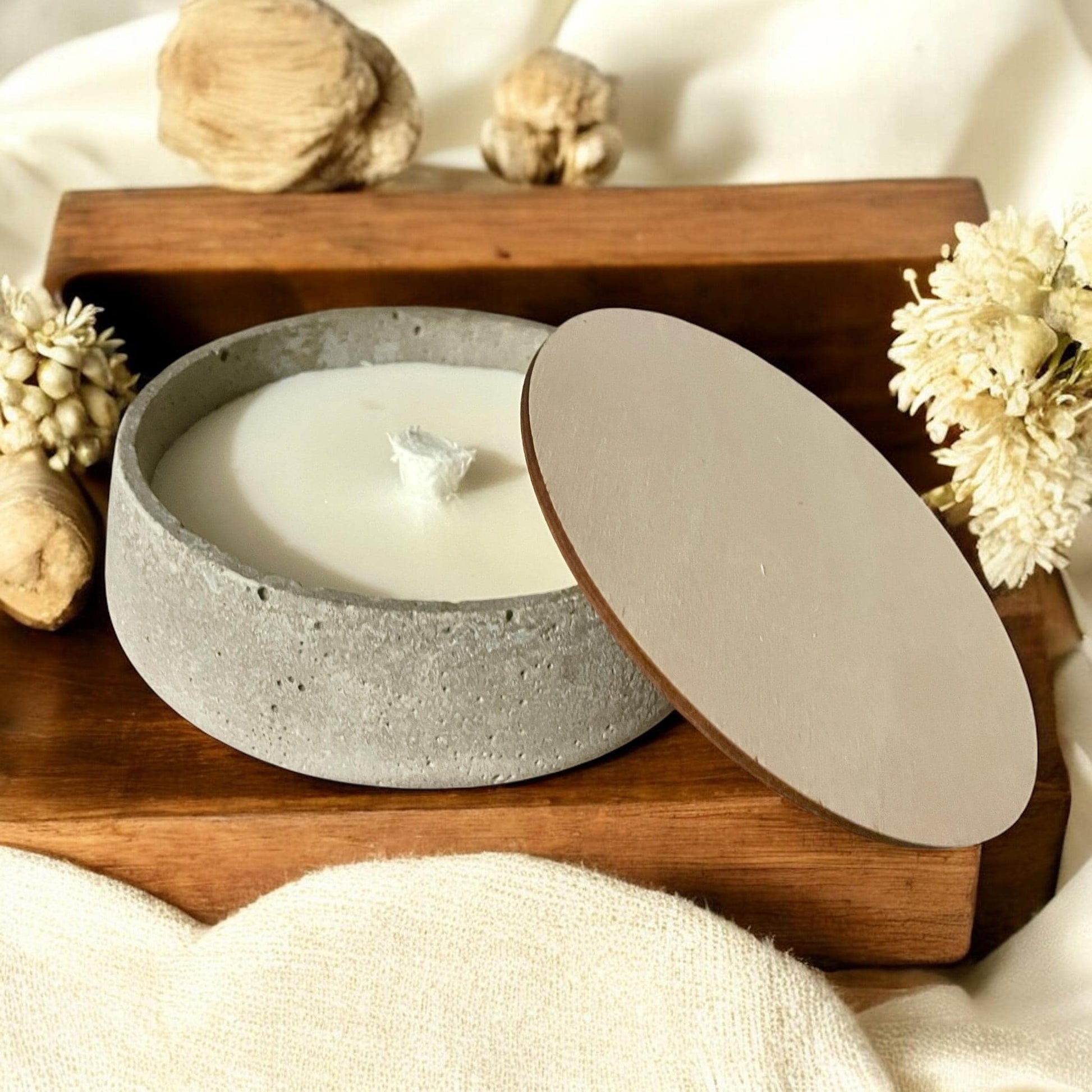 Betonkerze mit Dauerdocht, rustikale Betonoptik, 13 cm breit, Geschenk für Kerzenliebhaber, DasGlueckswerk, Kerzen aus Beton, Container Candles, holz, wachs, Beton, Glasfaser
