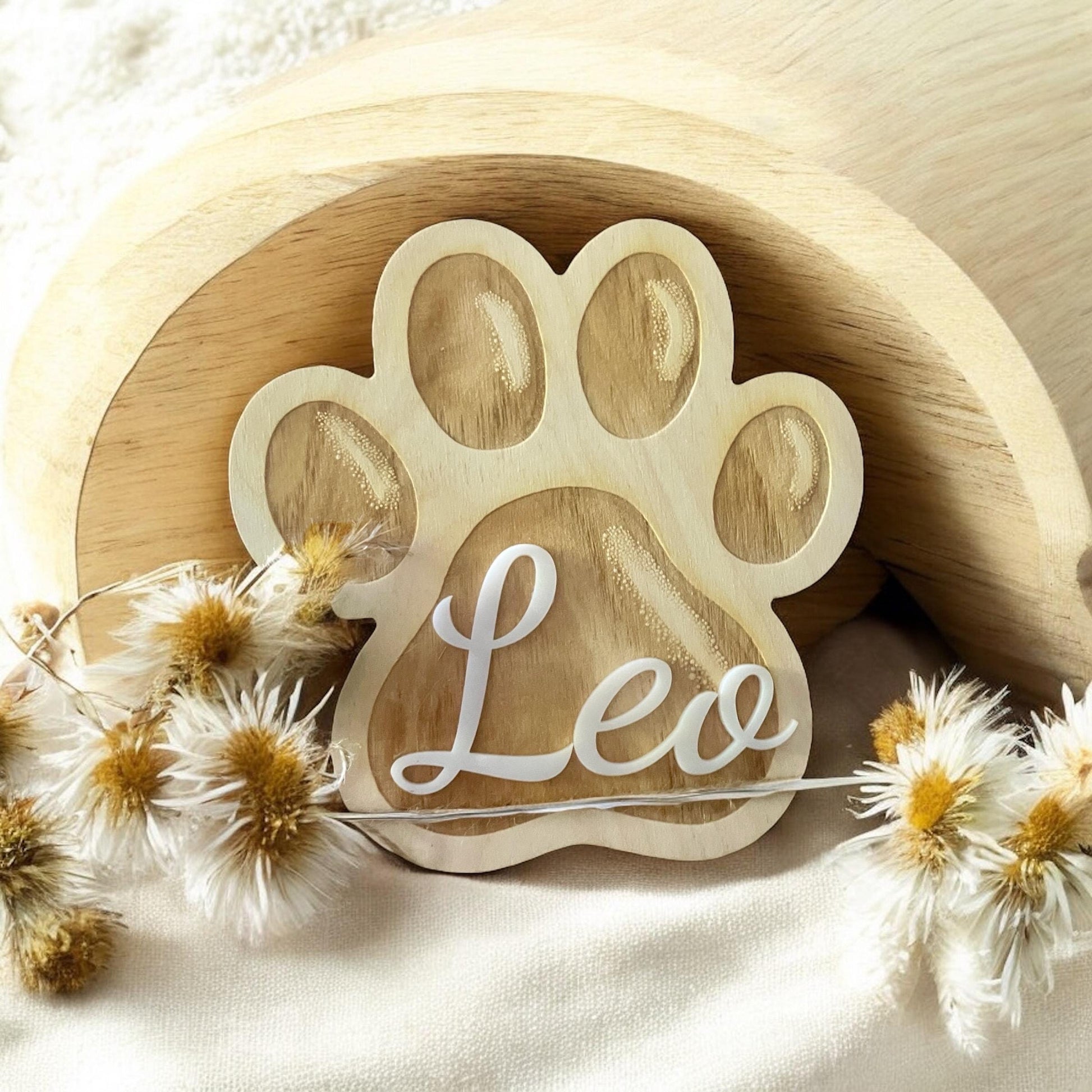 Hundepfote / Katzenpfote Holzschild personalisiert – Namensschild für Hundehütte mit Acrylglas-Namen Türschild Das Glückswerk