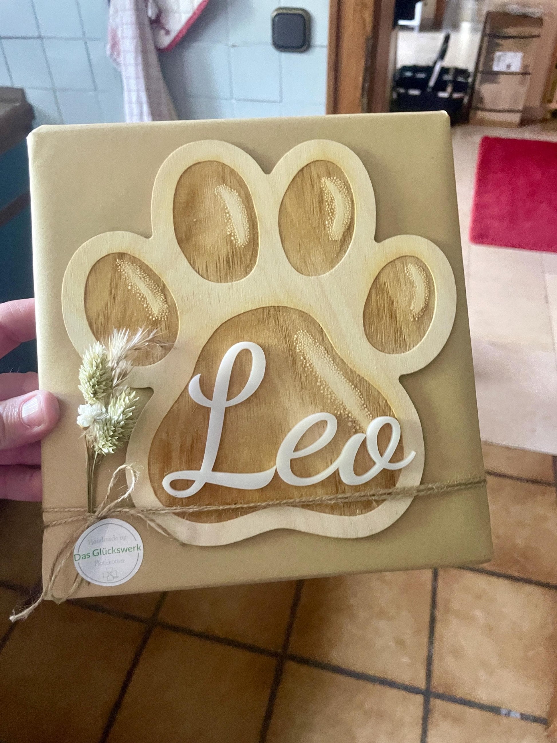 Hundepfote / Katzenpfote Holzschild personalisiert – Namensschild für Hundehütte mit Acrylglas-Namen Türschild Das Glückswerk