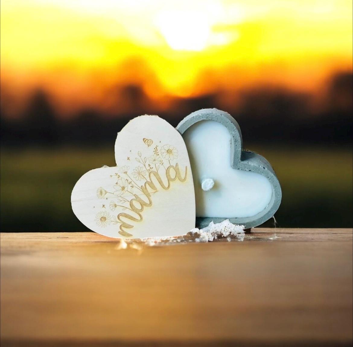 Betonkerze Herz mit Gravur Mama, graue Dauerkerze mit Holzdeckel, Geschenk Muttertag, DasGlueckswerk, Kerzen aus Beton, Candles, holz, wachs, Beton, Glasfaser
