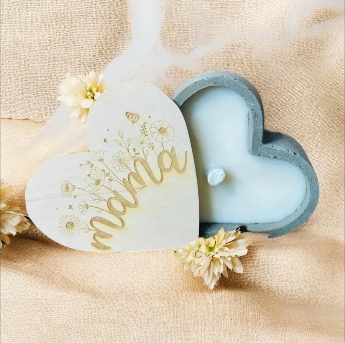 Betonkerze Herz mit Gravur Mama, graue Dauerkerze mit Holzdeckel, Geschenk Muttertag, DasGlueckswerk, Kerzen aus Beton, Candles, holz, wachs, Beton, Glasfaser