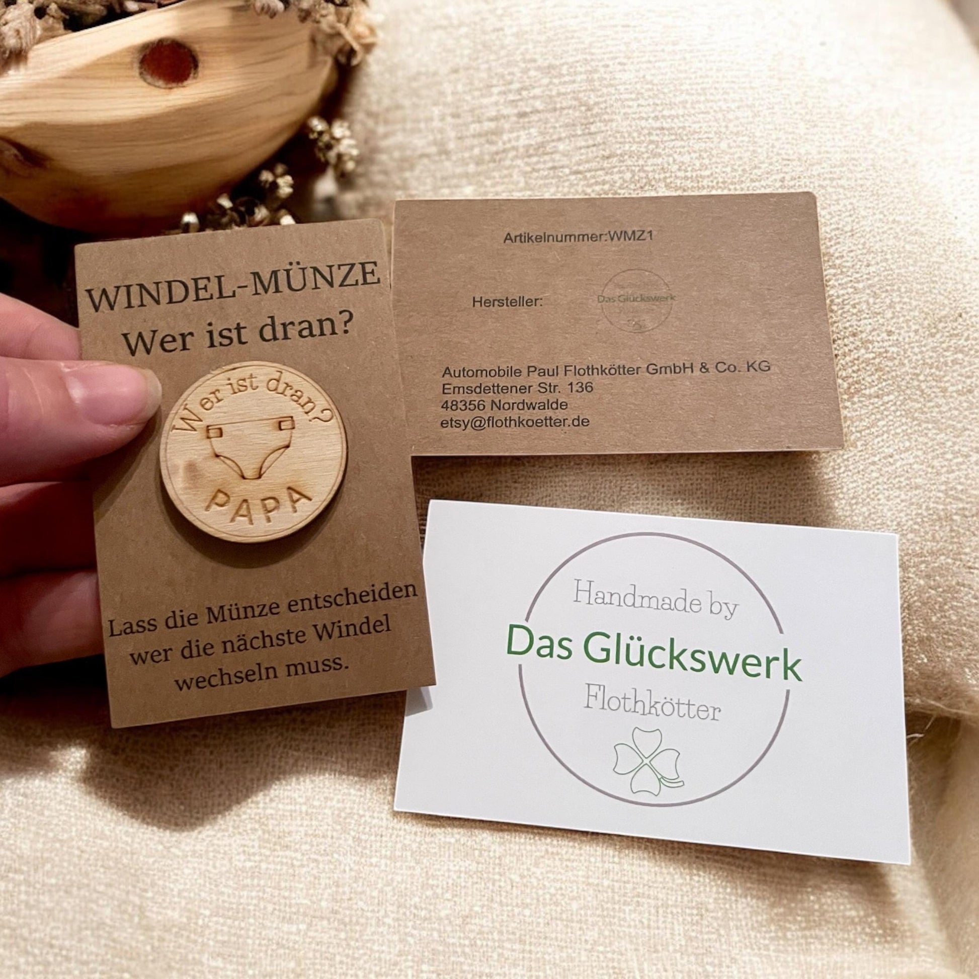 Windelmünze aus Holz – Mama oder Papa, Geschenk für frischgebackene Eltern, DasGlueckswerk, Geburt & Baby, Baby & Toddler Toys, holz, kraftpapier