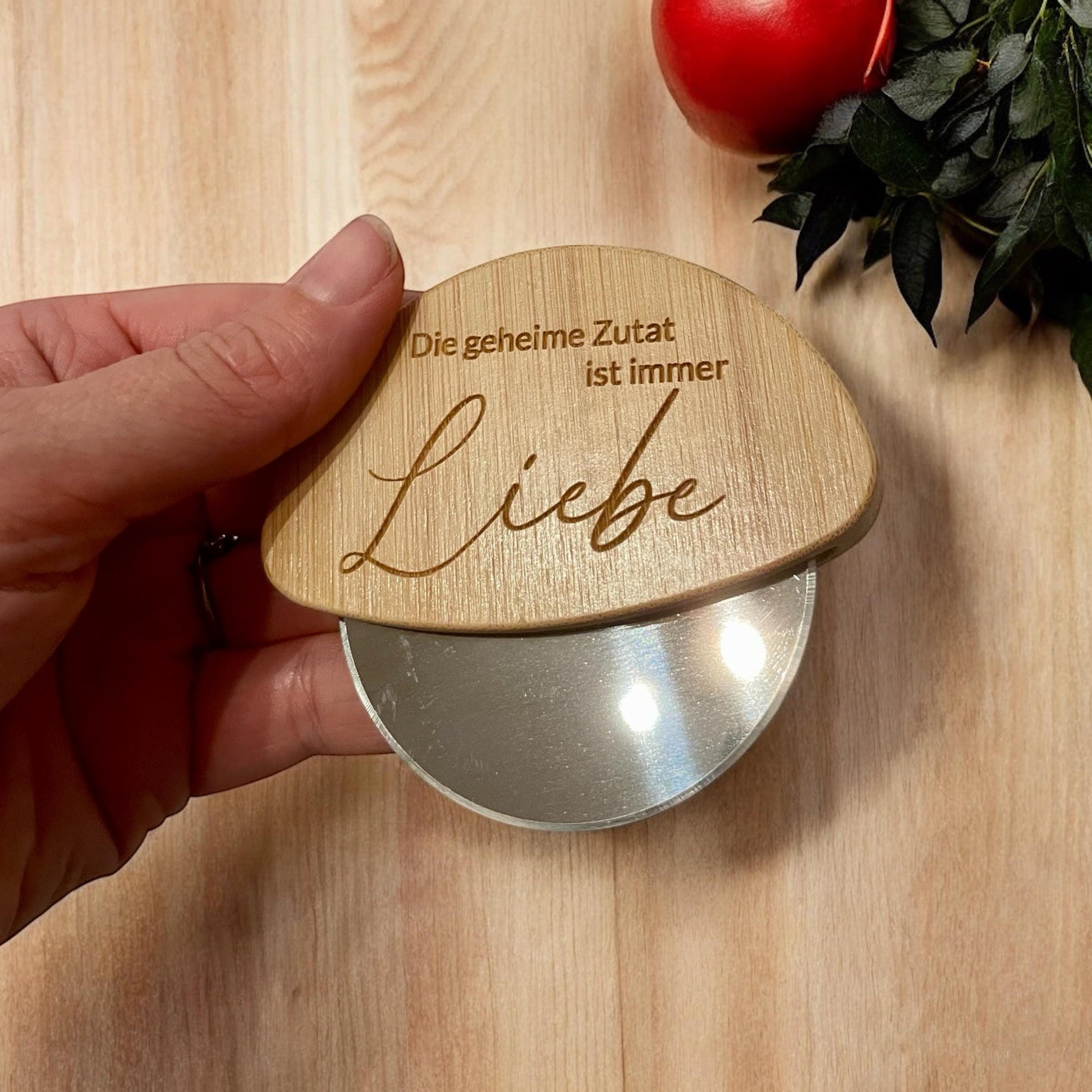 Pizzaschneider mit Gravur, Bambusgriff personalisiert, Geschenk für Papa und Pizzaliebhaber, DasGlueckswerk, Personalisierte Geschenk, Cooking Utensils & Gadgets, Holz, Metall