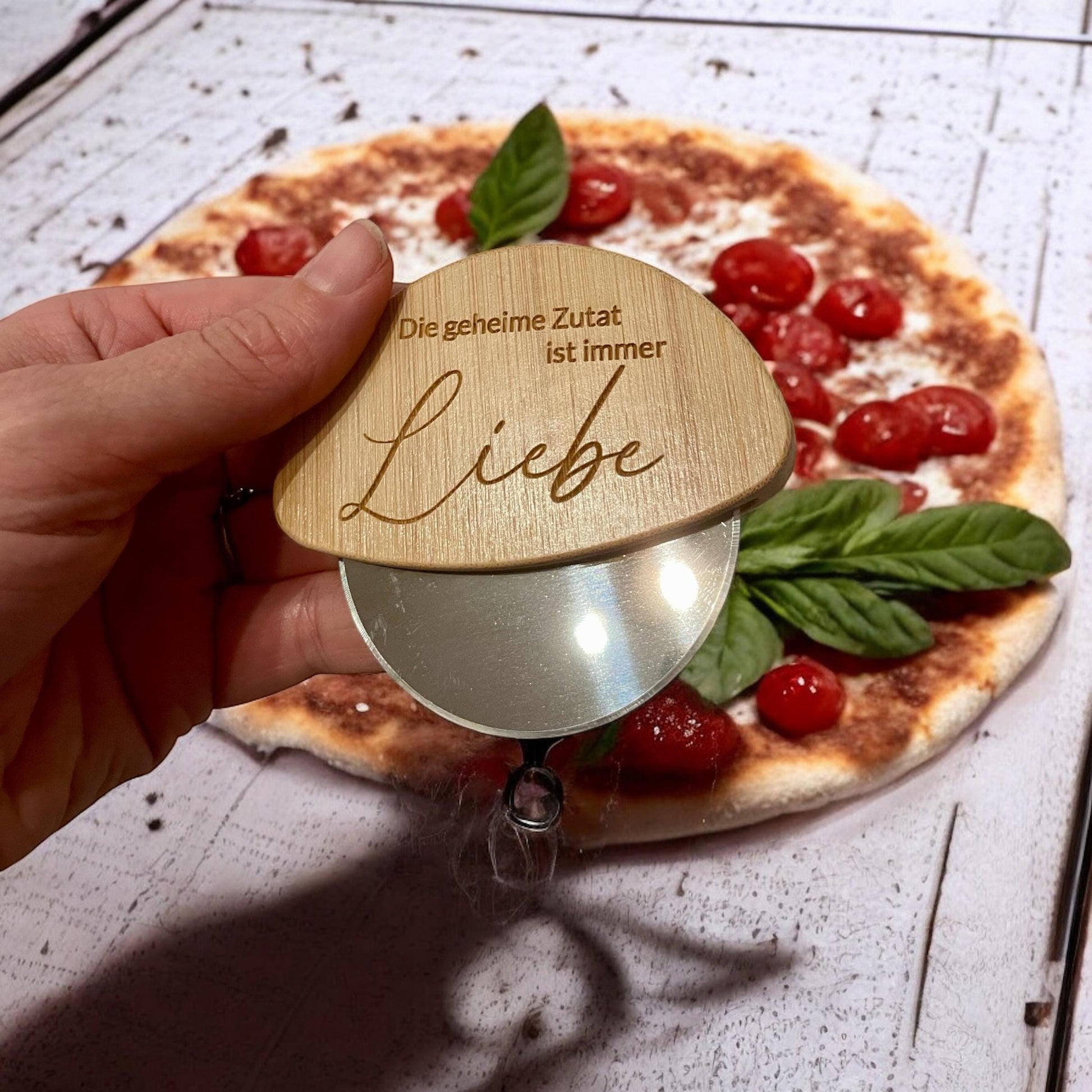 Personalisierter Pizzaschneider – Originelles Geschenk für Papa, Opa & Pizzafans individualisiert mit Wunschgravur Pizzaschneider Das Glückswerk