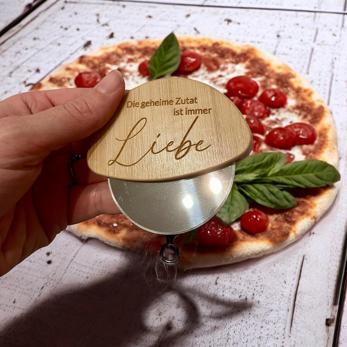 Pizzaschneider mit Gravur, Bambusgriff personalisiert, Geschenk für Papa und Pizzaliebhaber, DasGlueckswerk, Personalisierte Geschenk, Cooking Utensils & Gadgets, Holz, Metall