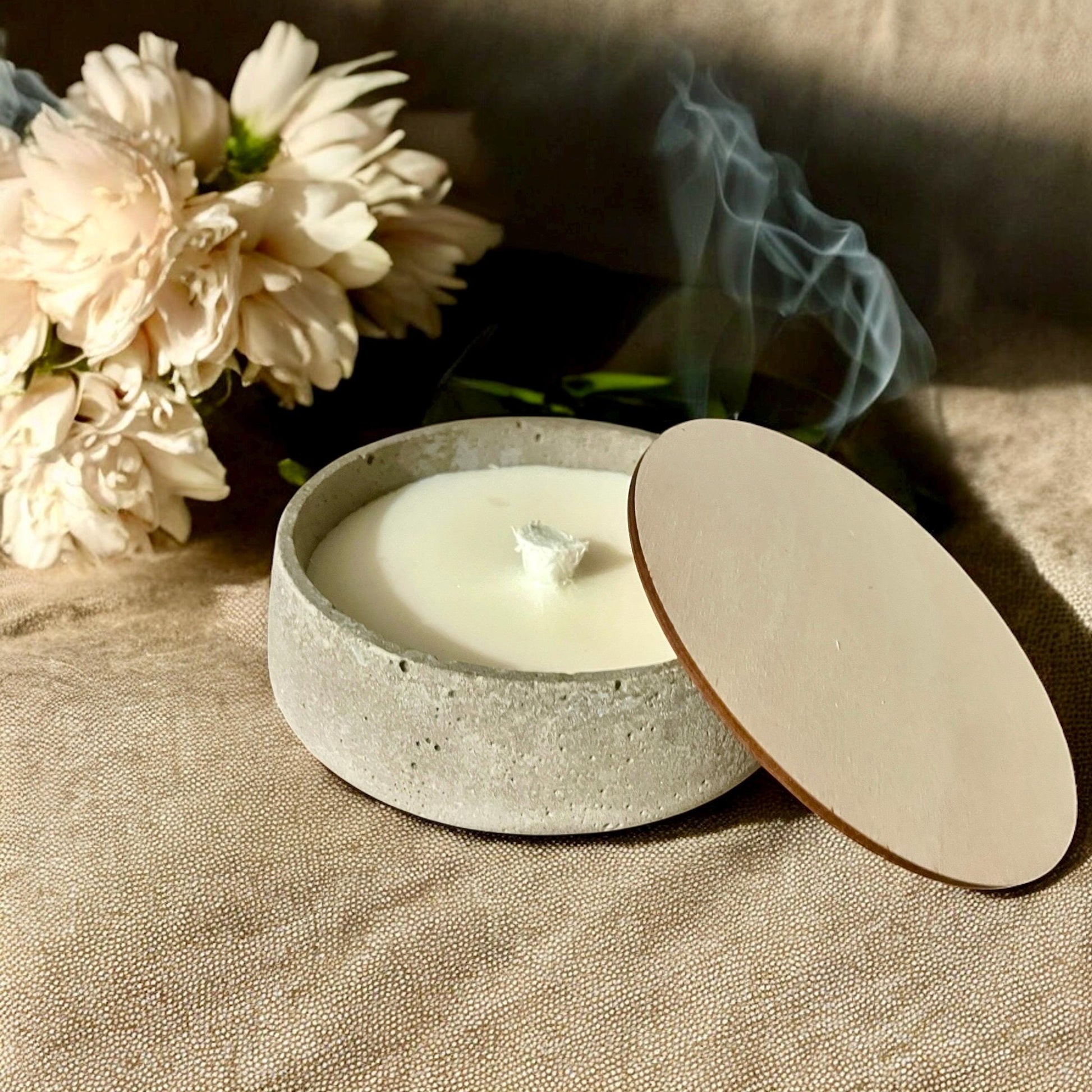 Betonkerze mit Dauerdocht, rustikale Betonoptik, 13 cm breit, Geschenk für Kerzenliebhaber, DasGlueckswerk, Kerzen aus Beton, Container Candles, holz, wachs, Beton, Glasfaser