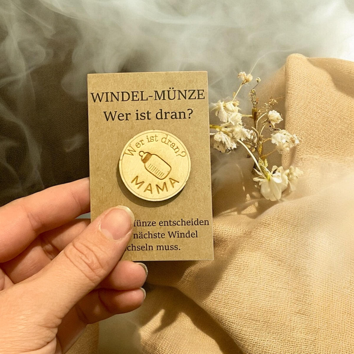 Fläschchenmünze Holz Größenvergleich mit Hand, Das Glückswerk