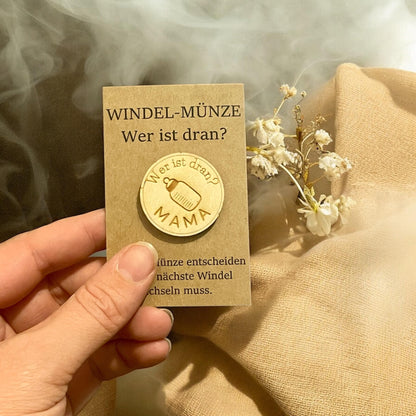 Fläschchenmünze Holz Größenvergleich mit Hand, Das Glückswerk