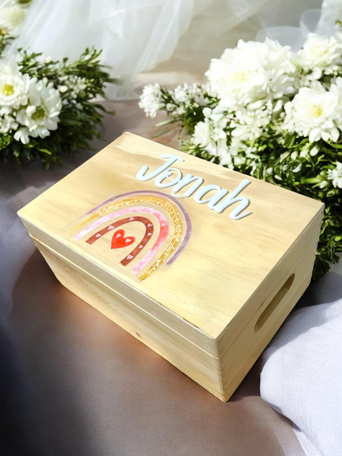 Holzkiste mit Regenbogen-Druck, Detailansicht des personalisierten Acrylglas-Namensschilds