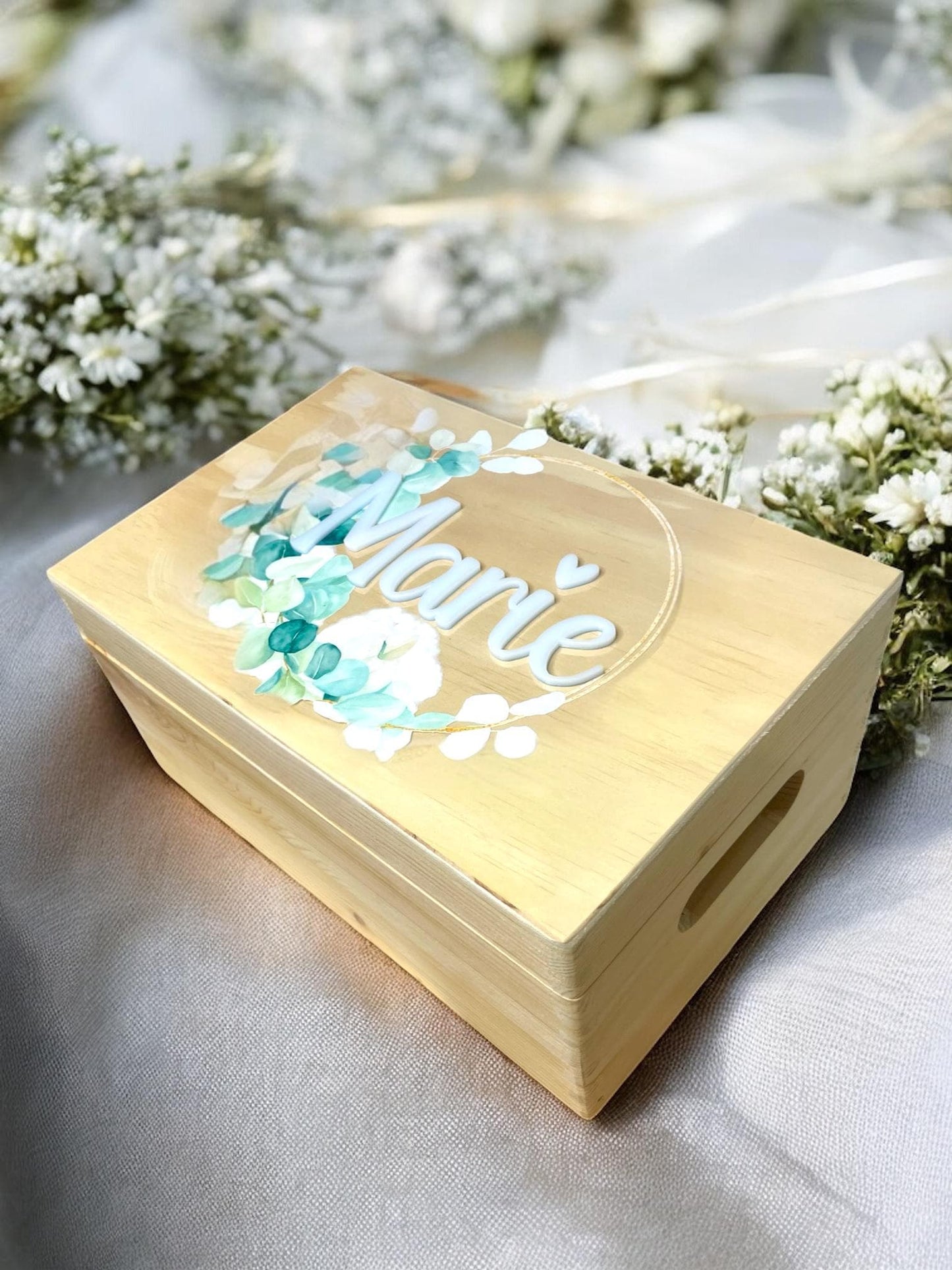 Personalisierte Holzkiste mit Eykapyptuskranz | Erinnerungskiste für Kinder | Namensschild aus Acrylglas | Geschenk zur Geburt & Taufe Das Glückswerk