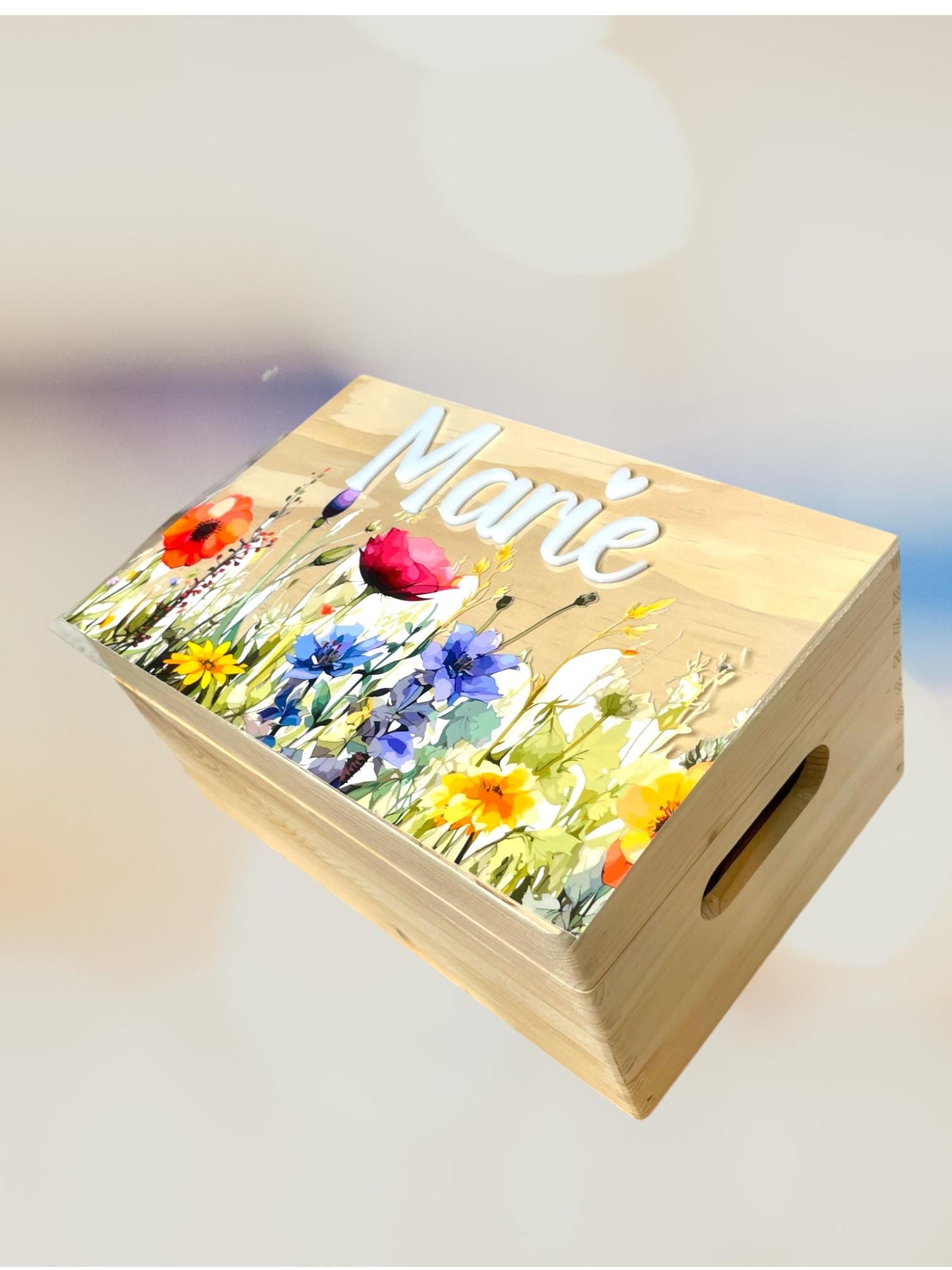 Personalisierte Holzkiste mit Blumen| Erinnerungskiste für Kinder | Namensschild aus Acrylglas | Geschenk zur Geburt & Taufe Das Glückswerk