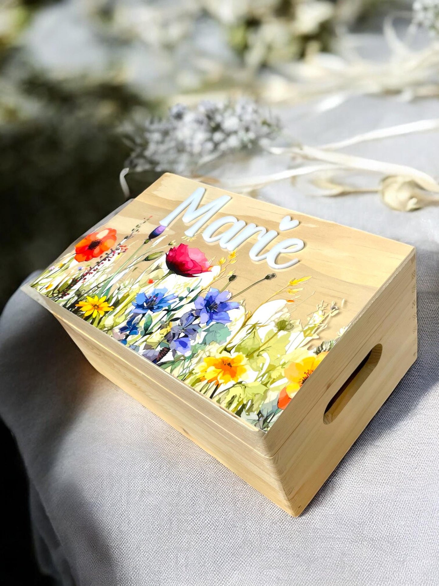 Personalisierte Holzkiste mit Blumen| Erinnerungskiste für Kinder | Namensschild aus Acrylglas | Geschenk zur Geburt & Taufe Das Glückswerk