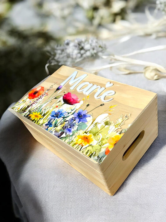 Personalisierte Holzkiste mit Blumen| Erinnerungskiste für Kinder | Namensschild aus Acrylglas | Geschenk zur Geburt & Taufe Das Glückswerk