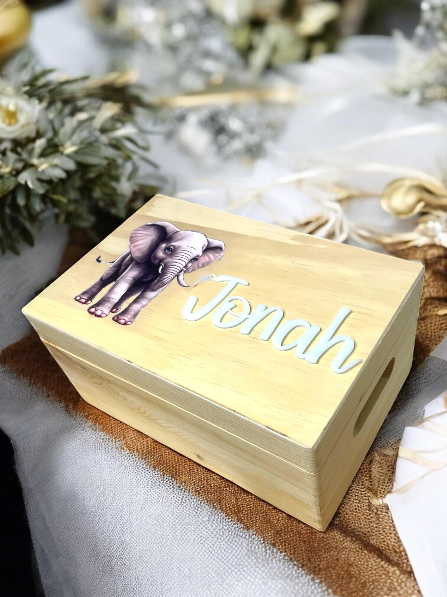 Personalisierte Holzkiste mit Elefant| Erinnerungskiste für Kinder | Namensschild aus Acrylglas | Geschenk zur Geburt & Taufe Das Glückswerk