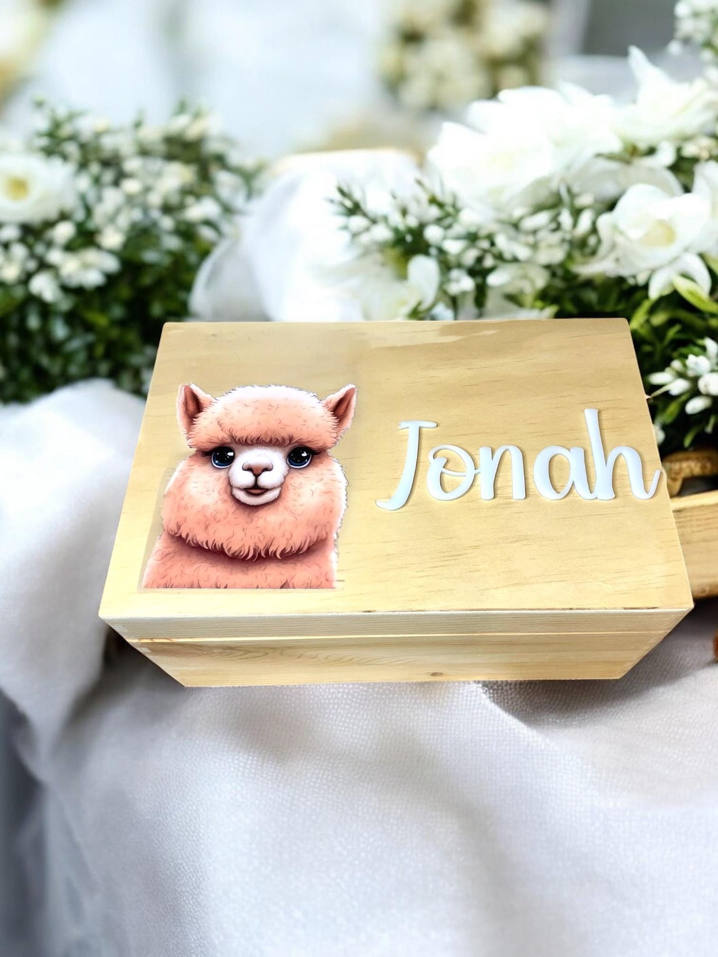 Personalisierte Holzkiste mit Lama/ Alpaka | Erinnerungskiste für Kinder | Namensschild aus Acrylglas | Geschenk zur Geburt & Taufe Das Glückswerk