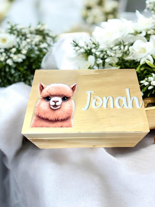 Personalisierte Holzkiste mit Lama/ Alpaka | Erinnerungskiste für Kinder | Namensschild aus Acrylglas | Geschenk zur Geburt & Taufe Das Glückswerk