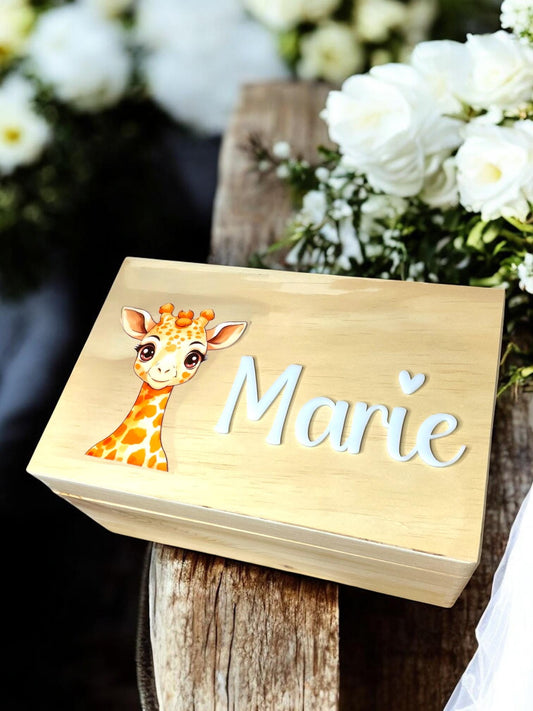 Personalisierte Holzkiste mit Giraffe| Erinnerungskiste für Kinder | Namensschild aus Acrylglas | Geschenk zur Geburt & Taufe Das Glückswerk