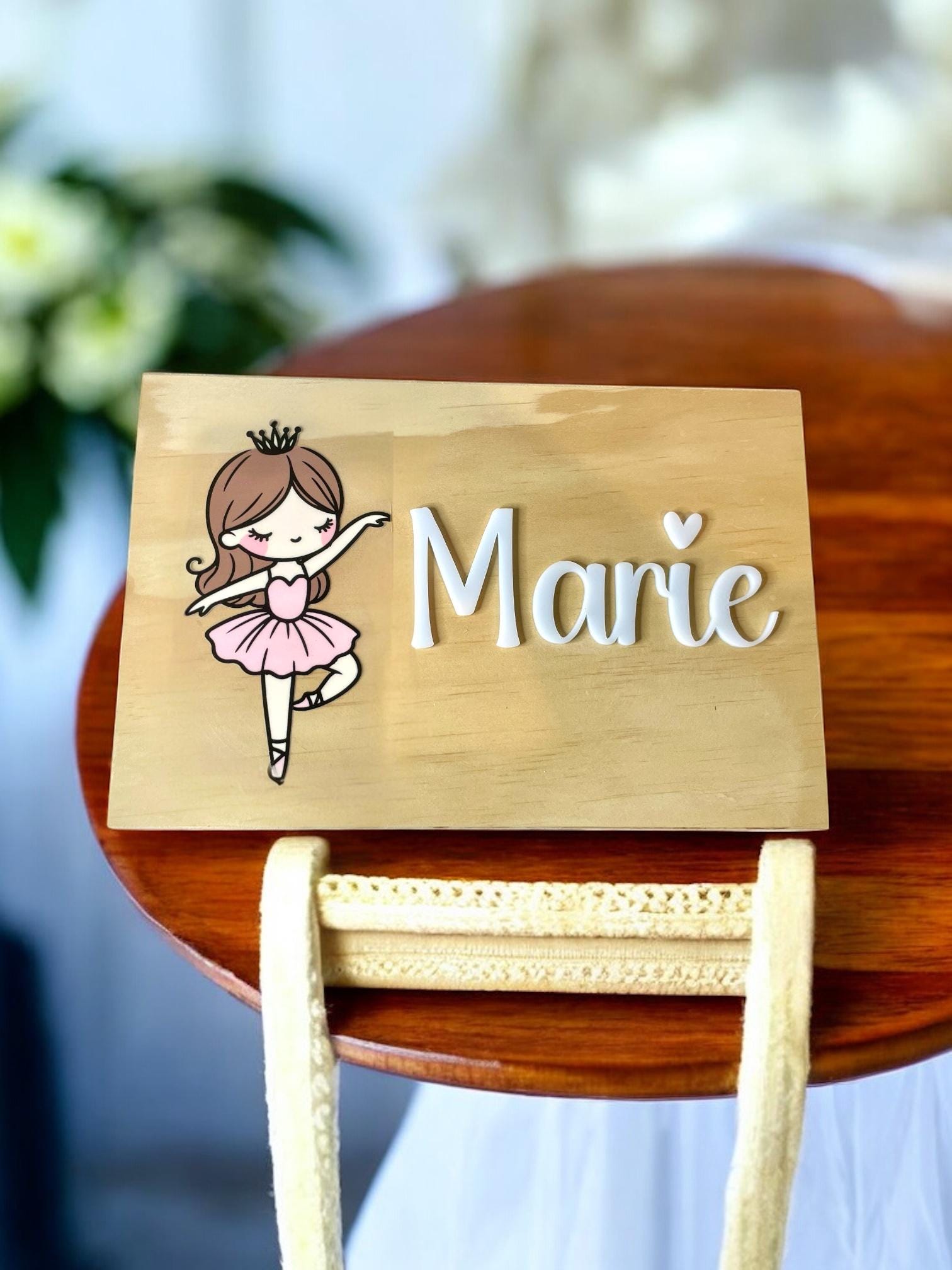 Personalisierte Holzkiste mit Tänzerin| Erinnerungskiste für Kinder | Namensschild aus Acrylglas | Geschenk zur Geburt & Taufe Das Glückswerk
