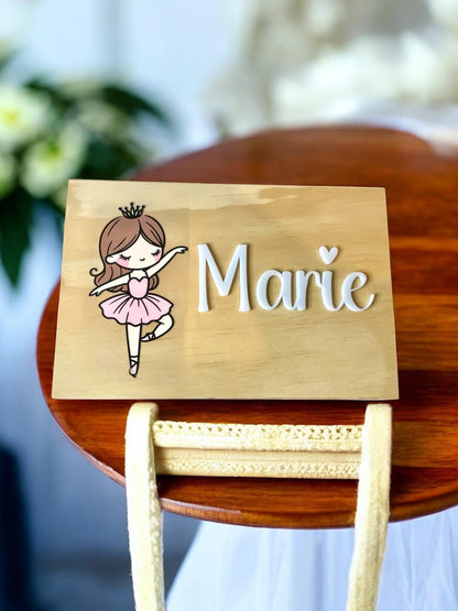 Personalisierte Holzkiste mit Tänzerin| Erinnerungskiste für Kinder | Namensschild aus Acrylglas | Geschenk zur Geburt & Taufe Das Glückswerk