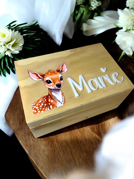 Personalisierte Holzkiste mit Rehkiz | Erinnerungskiste für Kinder | Namensschild aus Acrylglas | Geschenk zur Geburt & Taufe Das Glückswerk