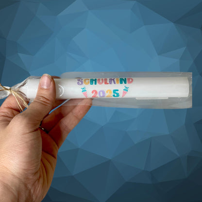 Personalisierte Kerze „Schulkind“ | 16 cm hoch, 2,2 cm breit | Geschenk zur Einschulung Das Glückswerk