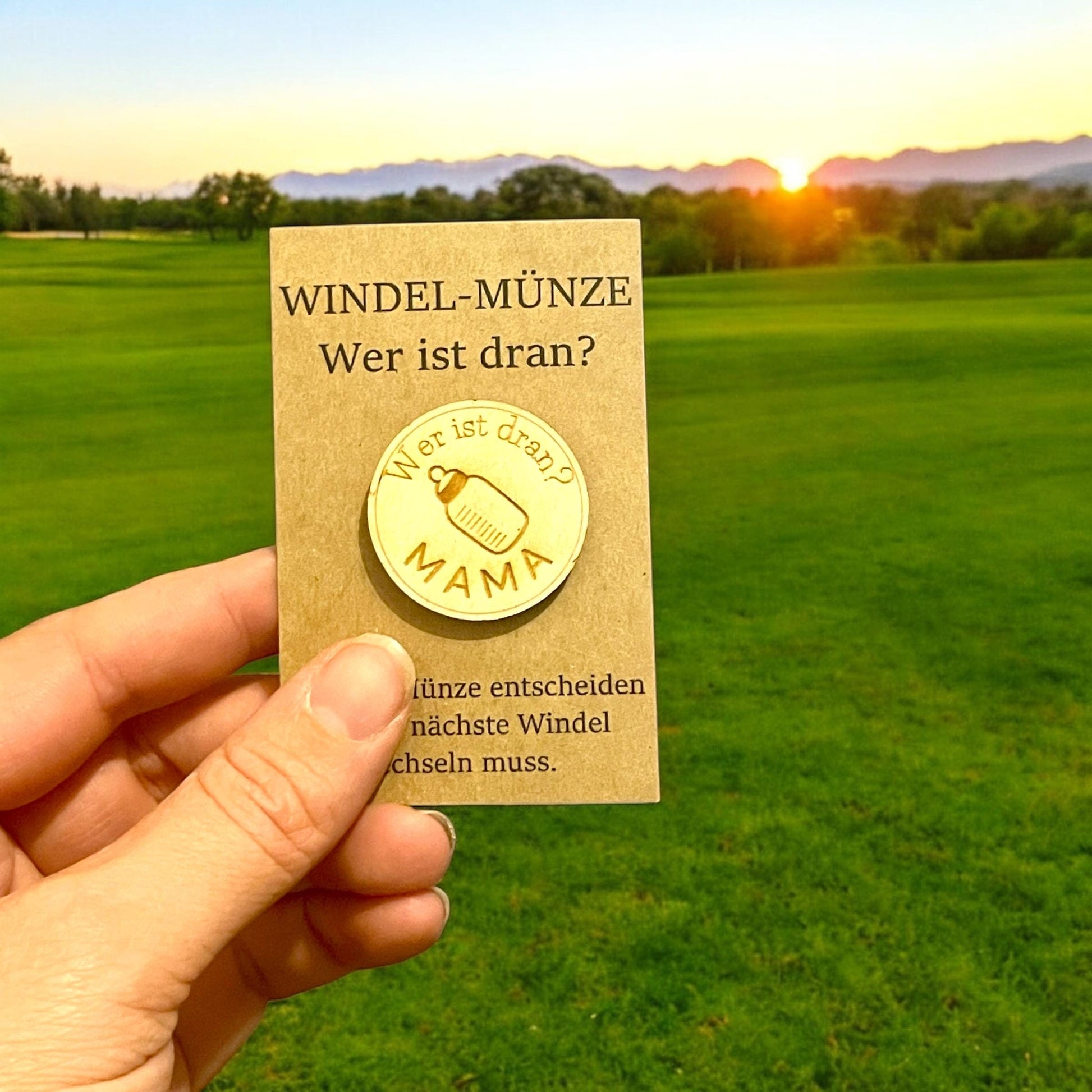 Fläschchenmünze – Gravierte Holzmünze für frischgebackene Eltern | Fläschchen-Entscheidungshilfe mit Gravur | lustiges Geschenk Windelmünze Das Glückswerk