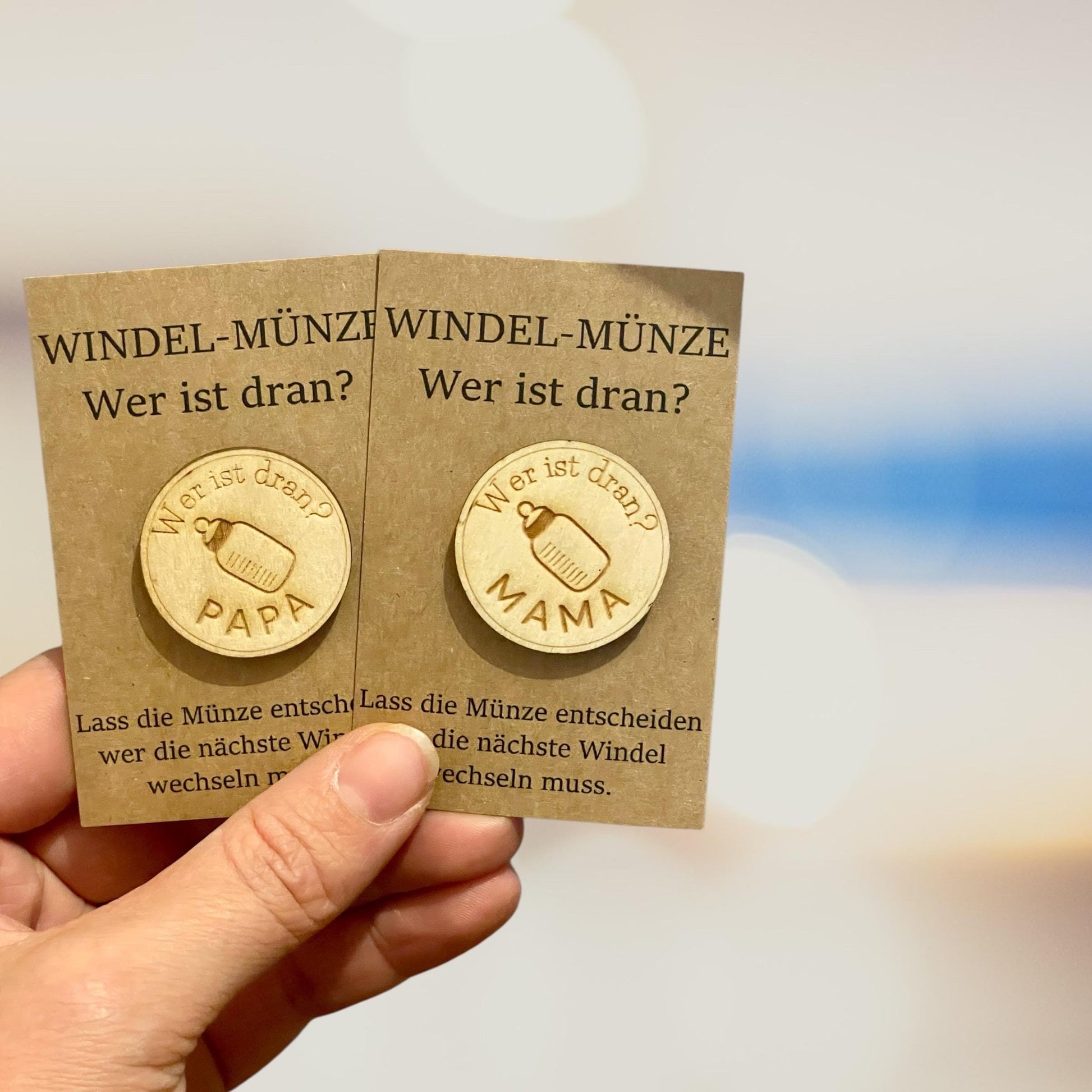 Fläschchenmünze – Gravierte Holzmünze für frischgebackene Eltern | Fläschchen-Entscheidungshilfe mit Gravur | lustiges Geschenk Windelmünze Das Glückswerk