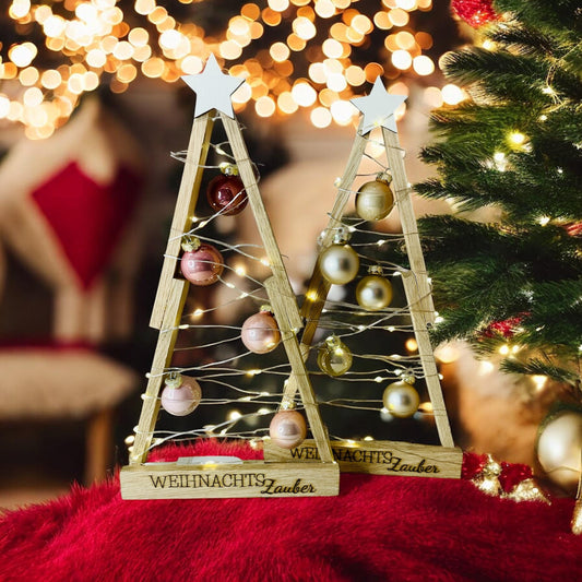 Weihnachtsbaum aus Holz mit Lichterkette und Weihnachtskugeln aus Glas Das Glückswerk