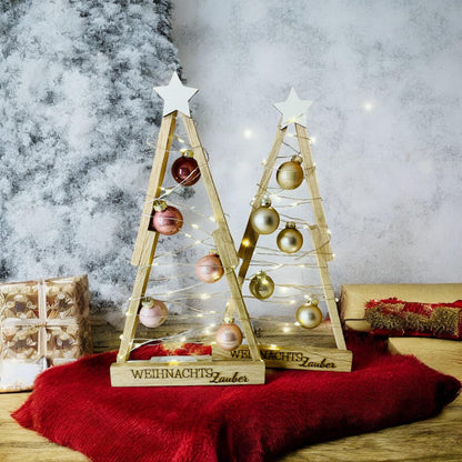 Weihnachtsbaum aus Holz mit Lichterkette und Weihnachtskugeln aus Glas Das Glückswerk
