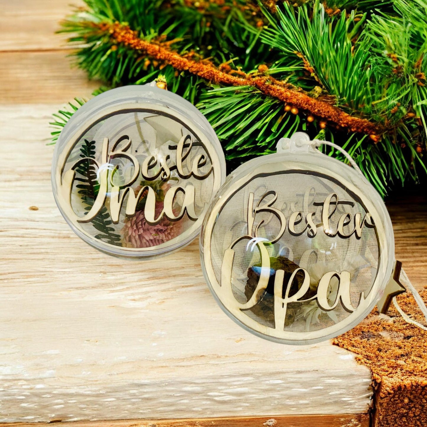 Personalisierte Weihnachtskugel mit Trockenblumen als Geschenk verpackt Das Glückswerk