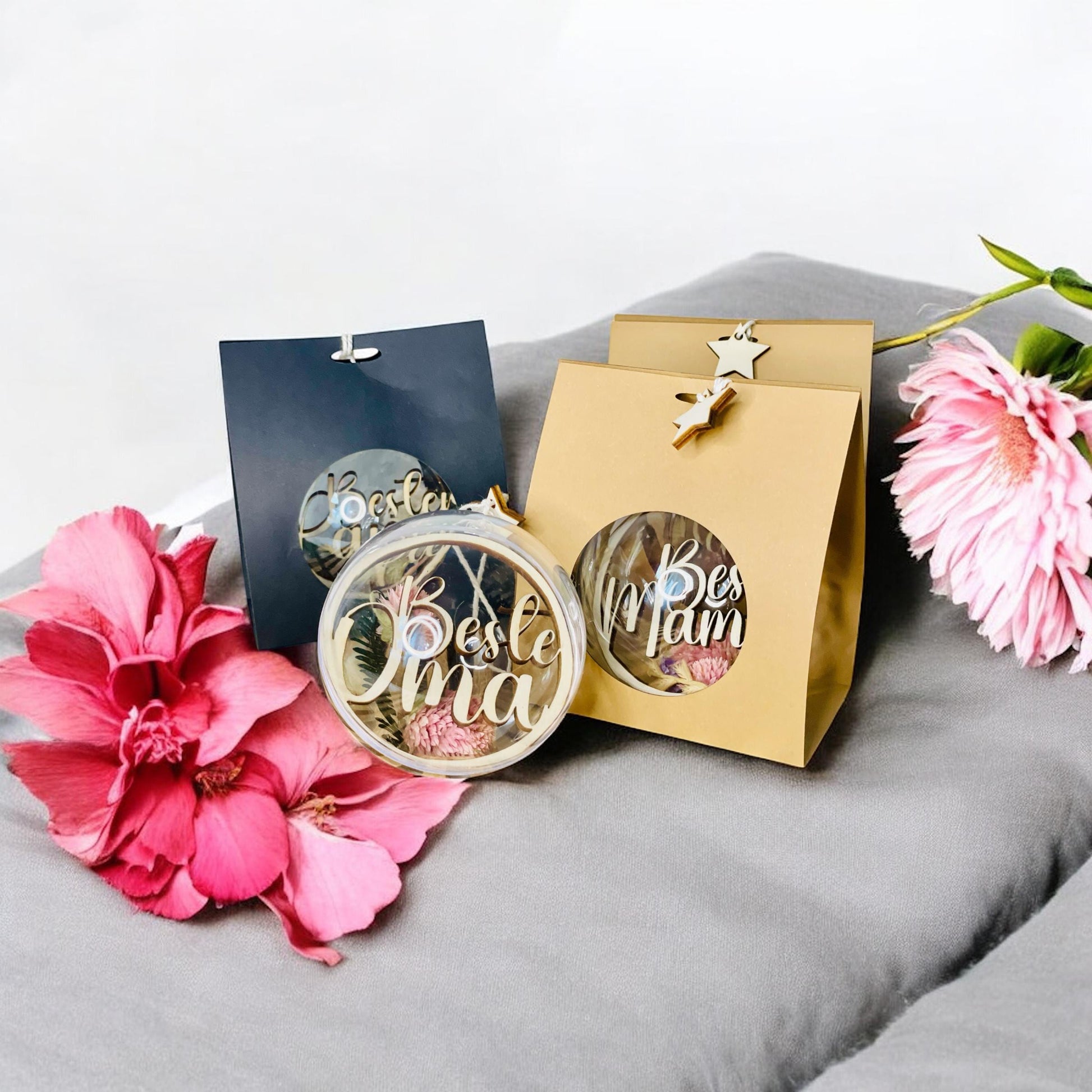 Personalisierte Weihnachtskugel mit Trockenblumen als Geschenk verpackt Das Glückswerk