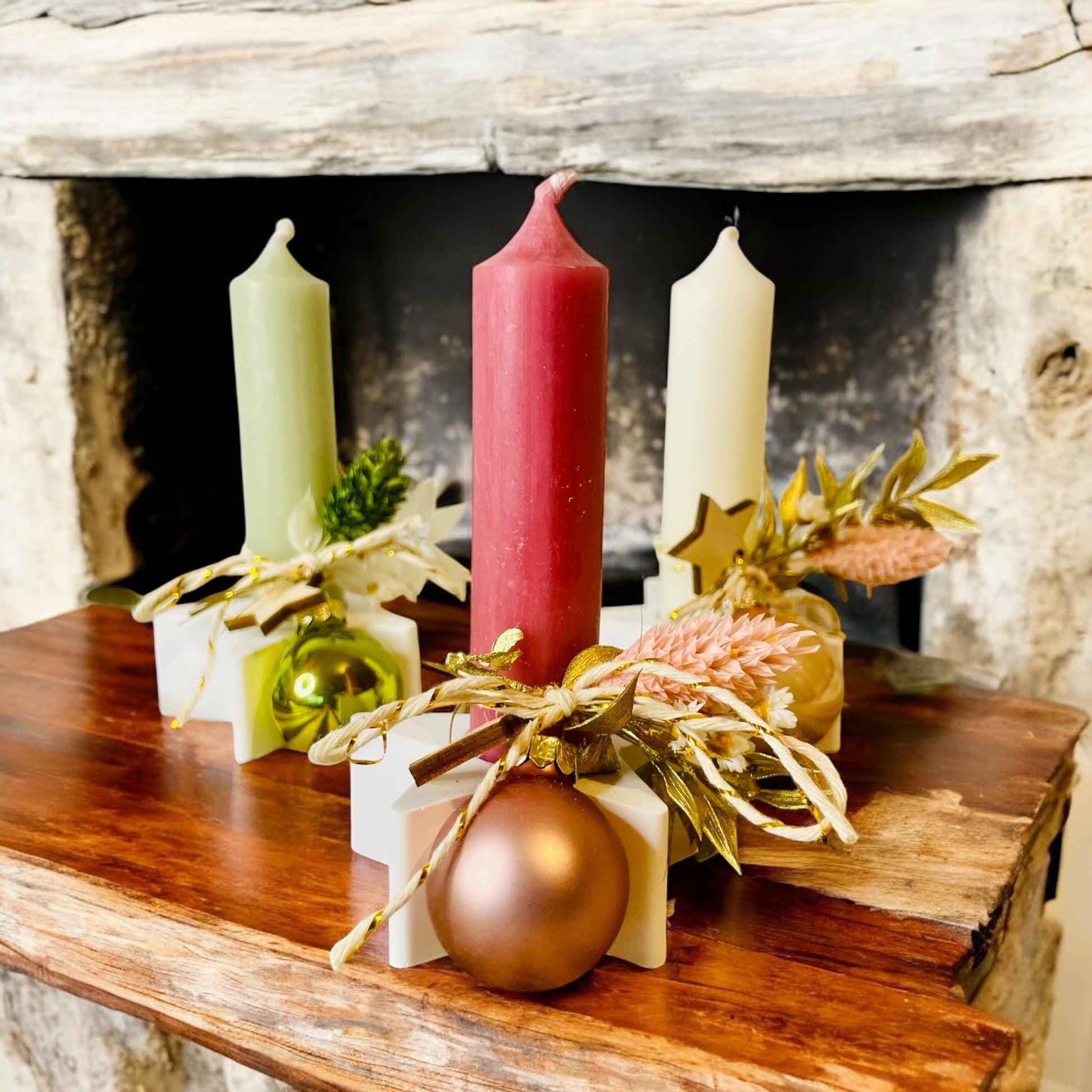 Kerze mit Kerzenständer auf kleinem Brett mit Weihnachts Grüße und Weihnachtskugel verpackt Das Glückswerk
