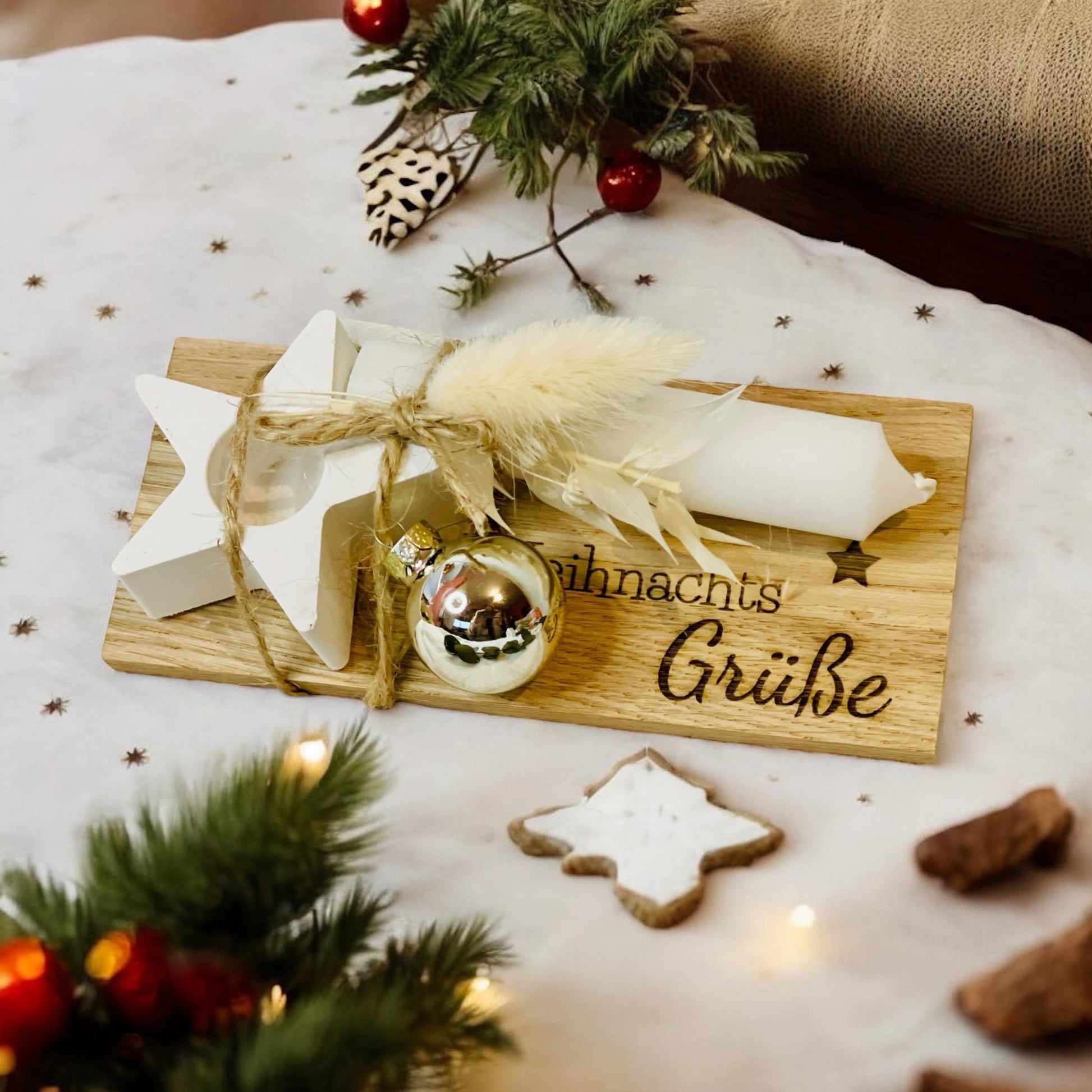 Kerze mit Kerzenständer auf kleinem Brett mit Weihnachts Grüße und Weihnachtskugel verpackt Das Glückswerk