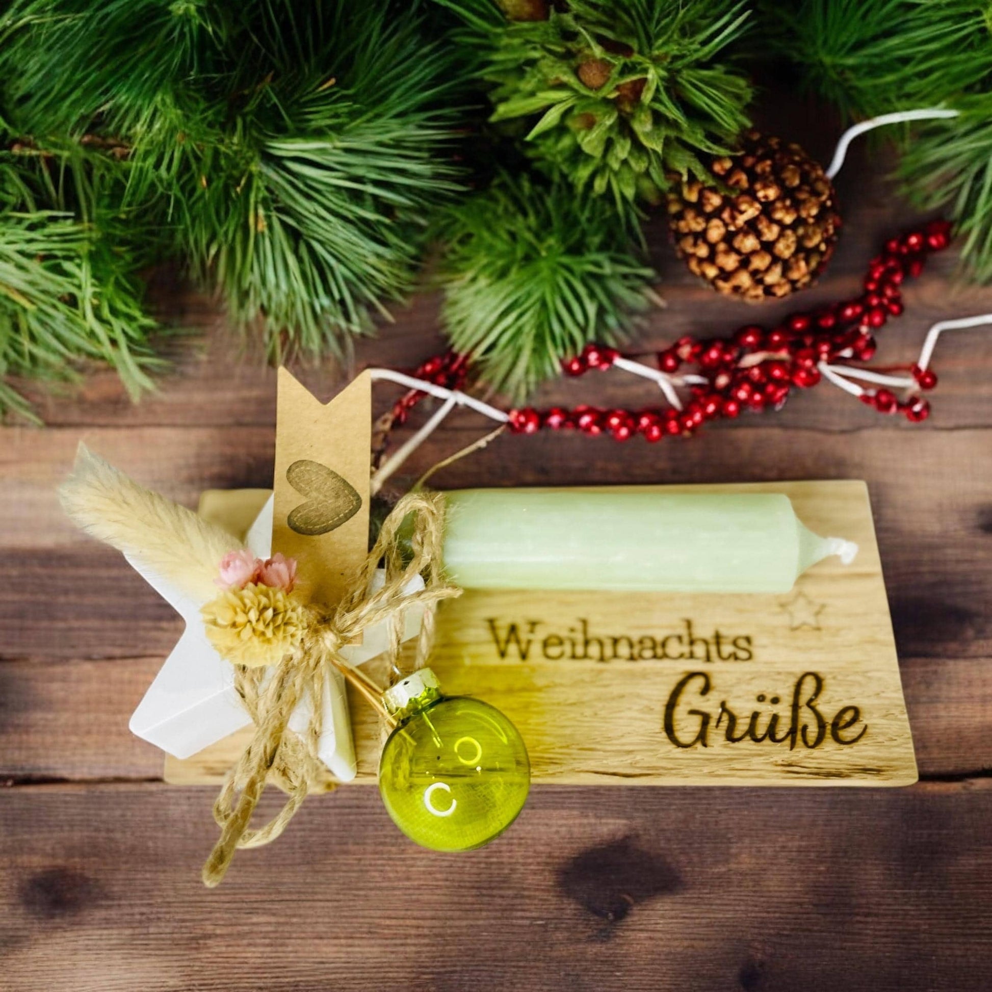Kerze mit Kerzenständer auf kleinem Brett mit Weihnachts Grüße und Weihnachtskugel verpackt Das Glückswerk