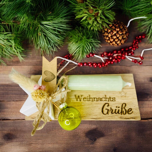 Kerze mit Kerzenständer auf kleinem Brett mit Weihnachts Grüße und Weihnachtskugel verpackt Das Glückswerk